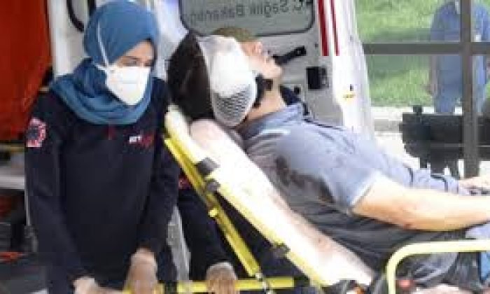 Tartıştığı postacının kulağını ısırarak kopardı