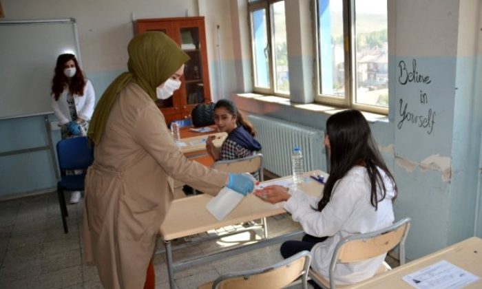 LGS başladı, Öğrenciler Korona Virüs önlemiyle sınıflara alındı