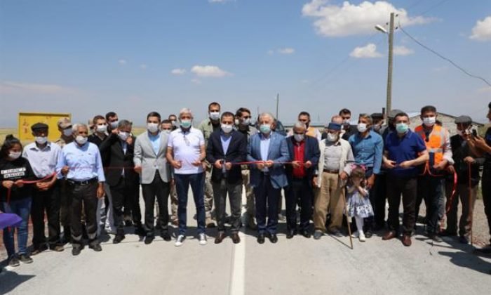 Kars’ta Hacıveli Köyü’nde 2 bin 100 metre mesafede uygulanan silindirle sıkıştırılmış beton yolu