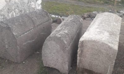 Çerme Köyünde  bir kişinin bahçesinde tarihi mezar taşı ele geçirildi