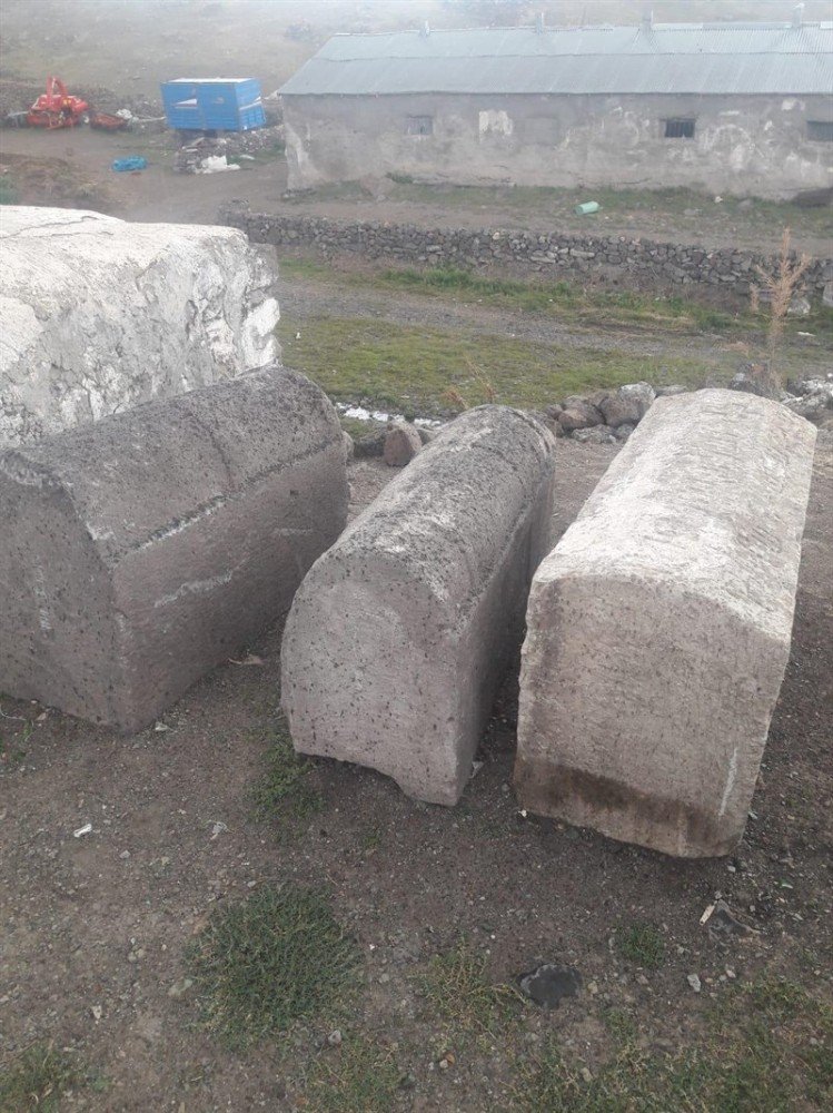 karsta bir kisinin bahcesinde tarihi mezar tasi el 1594638922939