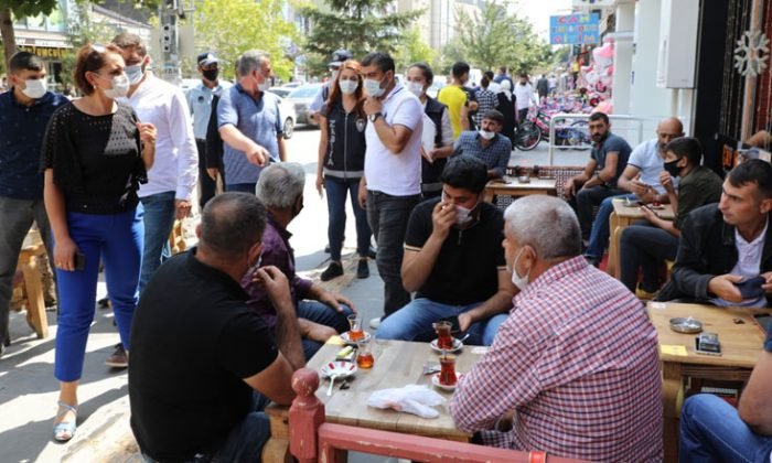 Kars Belediyesi, maske ve sosyal mesafe denetimi yaptı