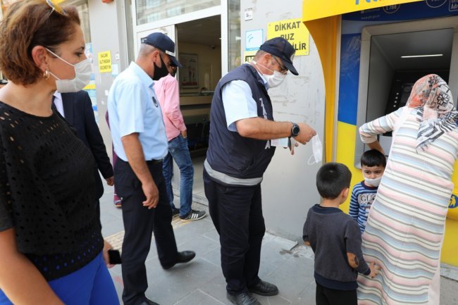 Kars Belediyesi, maske ve sosyal mesafe denetimi yaptı 1 kars belediyesi maske ve sosyal mesafe denetimi yapti 1