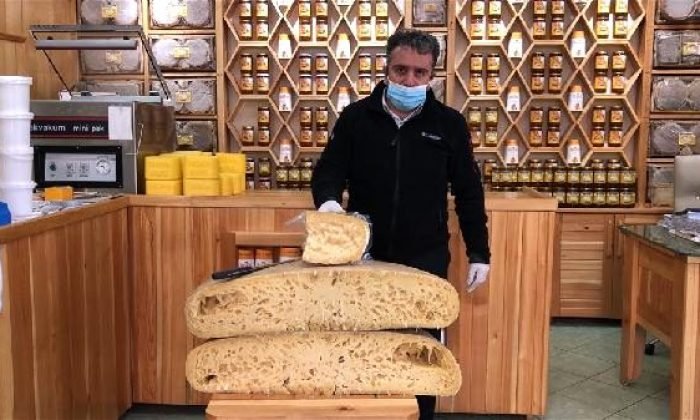 2,5 Ton Sütten Üretilen Dev Gravyer Peyniri Satışa Çıktı