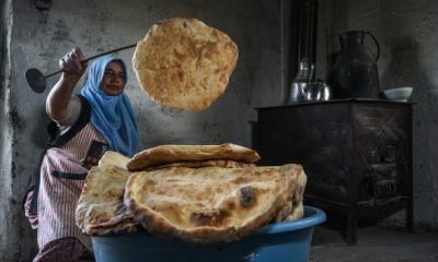 Arpaçay’daki köylü kadınlar imece usulü ekmek yaparak ilçedeki fırına gitmeye gerek duymuyor