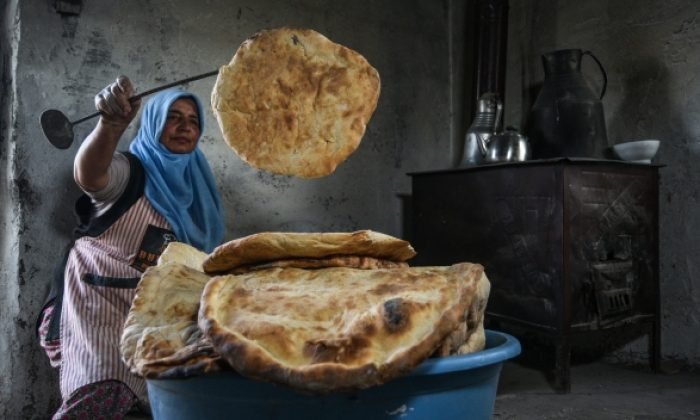Arpaçay’daki köylü kadınlar imece usulü ekmek yaparak ilçedeki fırına gitmeye gerek duymuyor