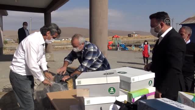 Eski paraşütçü komandolar kışlık yardımlarıyla küçük yürekleri ısıttı