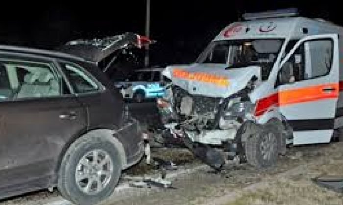 Kars’ta Ambulans ile Otomobil Çrpıştı: 4 yaralı