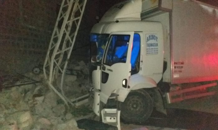 Kars’ta  Nakliye Kamyon Elektrik Direğine Çarparak Durabildi
