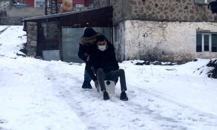 Kars’ta kartopu oynadılar, bidona binerek kaydılar