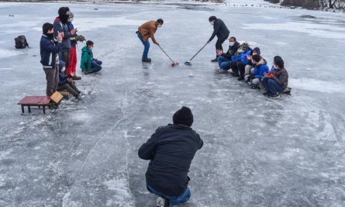 Köylülerin buz tutan Kars Çayı’nda “curling” keyfi