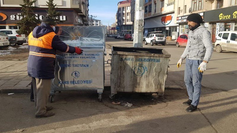 Kars'ta çöp konteynerleri yenileniyor 1 kars