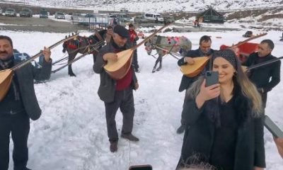 Ozanlar Buz Tutan Çıldır Gölü’nde Atıştı