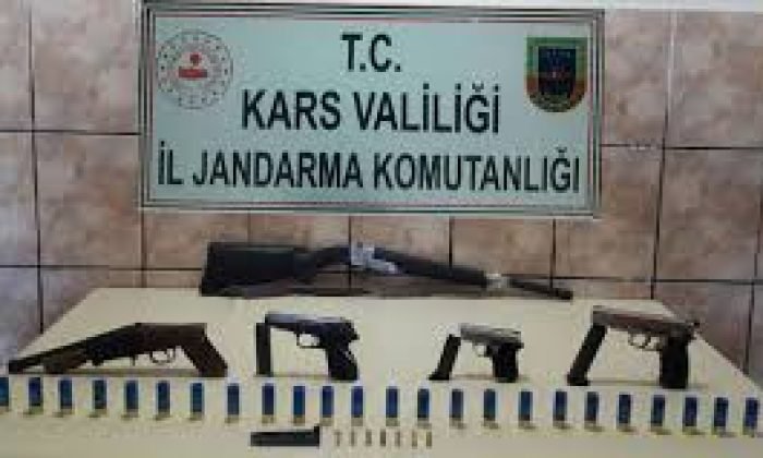 Kars’ta ruhsatsız silahlar yakalandı