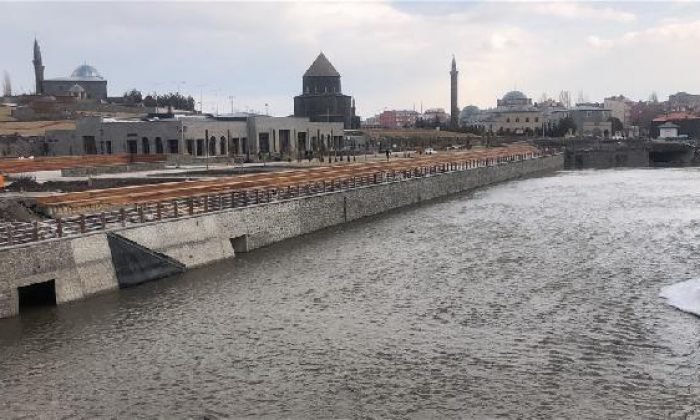 Kars Çayı’nın buzları eridi