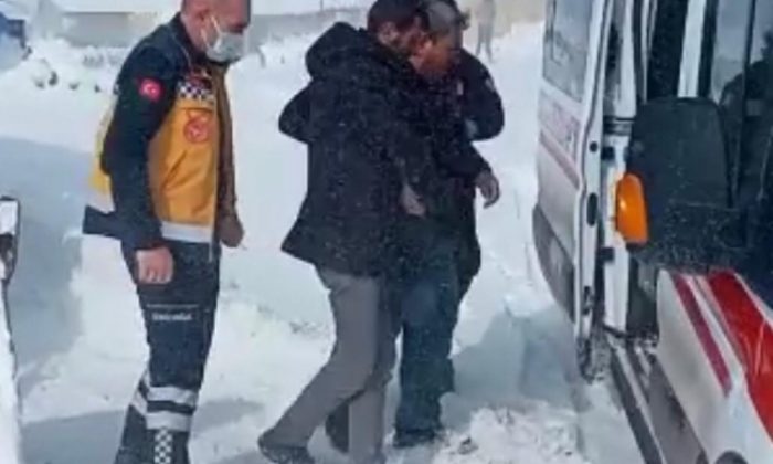 Köyde mahsur kalan hastanın yardımına ekipler yetişti