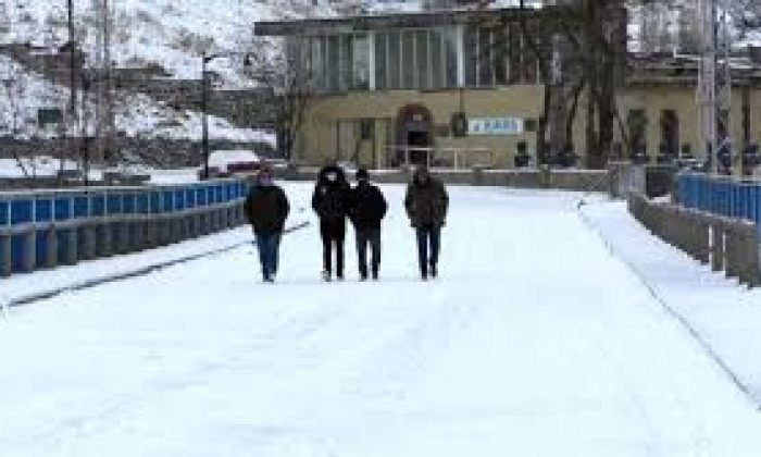 Kars’ta Mart’ın ilk gününde kar sürprizi