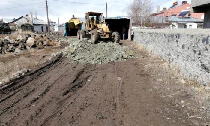 Kars’ta belediye yol yapım çalışmalarına başladı
