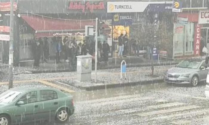 Kars’a nisan ayında dolu yağdı