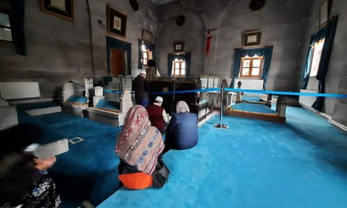 Kars’ta vatandaşlar Harakani Türbesi’ne akın etti