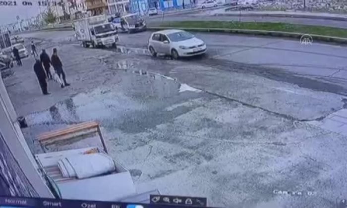 Kamyonet ile minibüs çarpıştı 3 yaralı