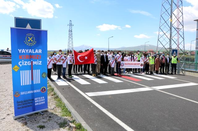 Kars'ta jandarma yaya önceliğine dikkat çekiyor 1 kars ta jandarma yaya onceligine dikkat cekiy 14152569 o