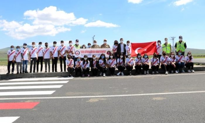 Kars’ta jandarma yaya önceliğine dikkat çekiyor