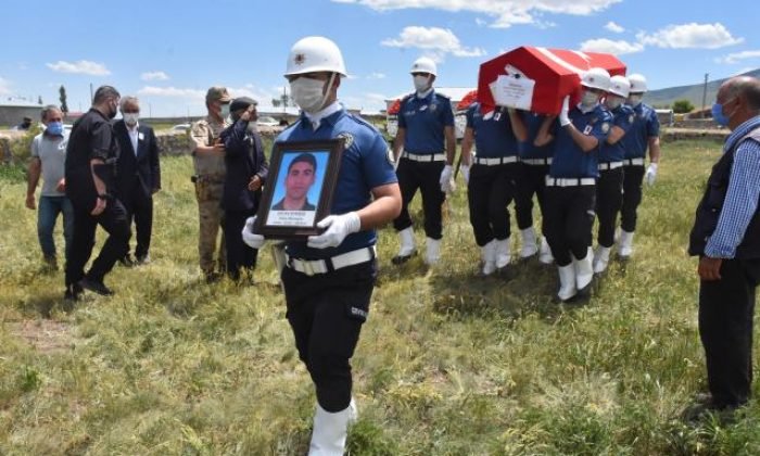 Bursa’da silahının kazara ateş alması sonucu vefat eden polis memuru Kars’ta toprağa verildi