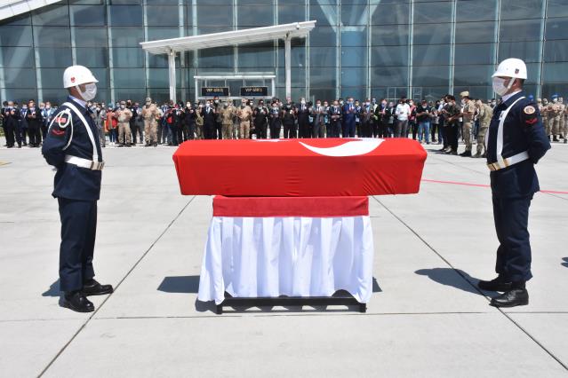 Kars'taki trafik kazasında şehit olan Astsubay Egemen Öztürk'ün cenazesi İzmir'e uğurlandı 1 kars taki trafik kazasinda sehit olan astsuba 14188911 osd