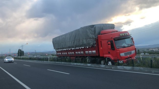 Kars’ta saman yüklü tır orta refüje çıktı 1 karsta saman yuklu tir orta refuje cikti 1