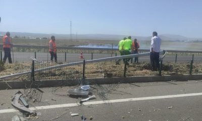 Kars’ta tekeri patlayan araç kaza yaptı!