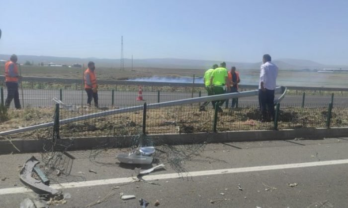 Kars’ta tekeri patlayan araç kaza yaptı!