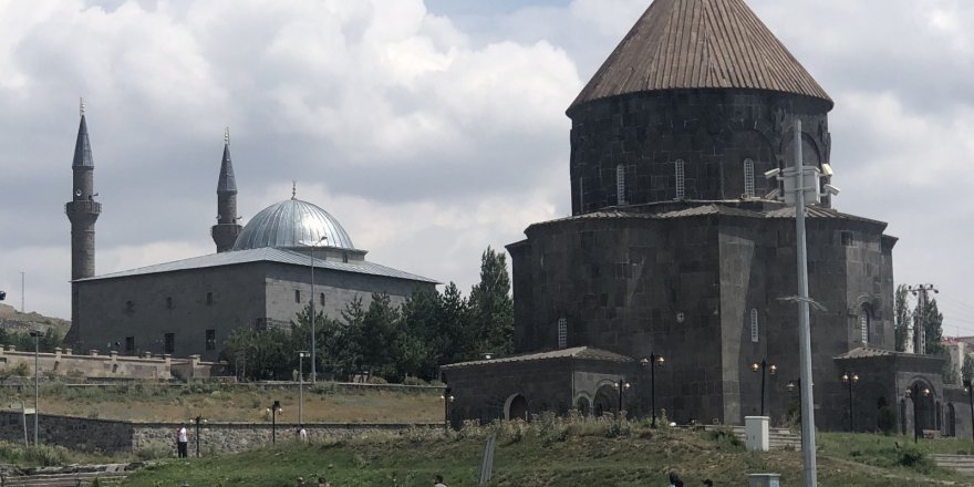 Kars’ta Tarihi Mekanlar Ziyaretçi Akınına Uğruyor 1 turist