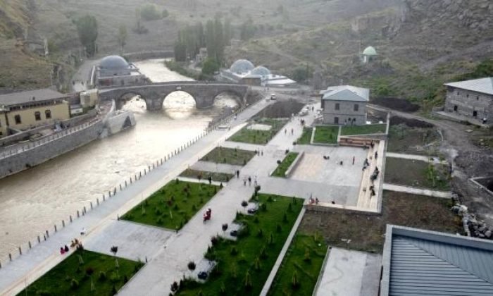 Bedesten ve Konağın Çevre Düzenlemesi Çalışmaları Sürüyor