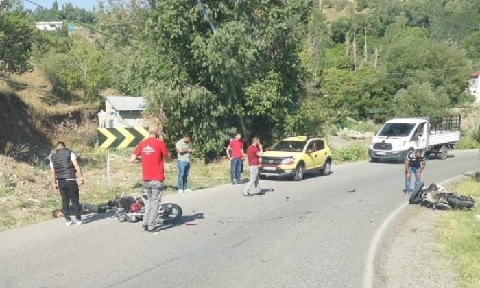 Kars’ta İki Motosiklet Çarpıştı: 2 Yaralı