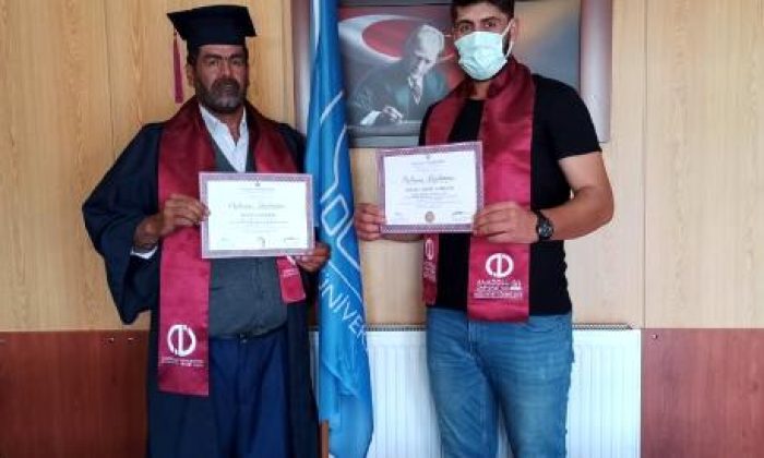 Karslı baba oğul üniversiteden birlikte mezun oldu