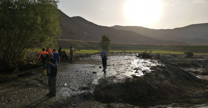 Kars'ta sele kapılan genç kadın ölü bulundu 1 Kars'ta sele kapılan genç kadın ölü bulundu