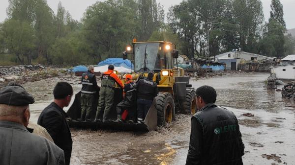 Susuz ilçesine bağlı köylerde başlayan ve yaklaşık 25 dakika süren sağanak yağmur, yaşamı olumsuz etkiledi