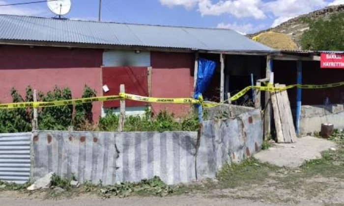Kars’ta Bakkalı Bıçakla Öldürüp İş Yerini Ateşe Verdiler