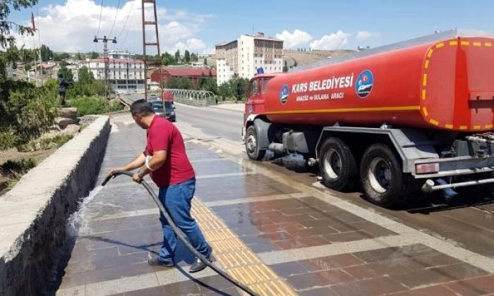 Kars’ta kaldırımlar tazyikli su ile yıkanarak temizleniyor
