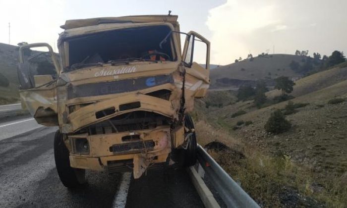 Kars’ta kaza yapan traktör yüklü kamyonun sürücüsü yaralandı