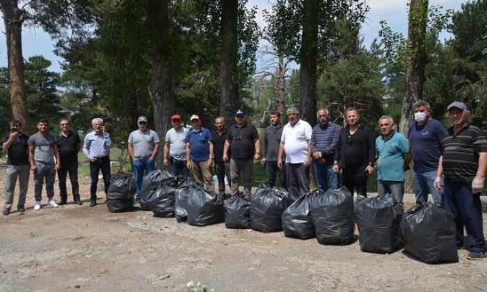 Kars’ta Orman Piknik Alanlarındaki Çöpler Toplandı