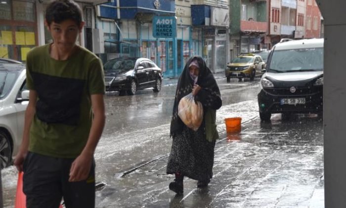 Sarıkamış’ta Sağanak sebebiyle ev ve iş yerlerini su bastı