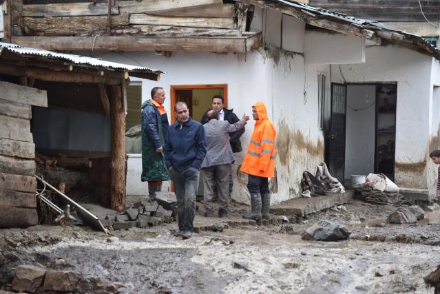 Kars'ta selin vurduğu köyde hasar tespiti 1 Kars'ta selin vurduğu köyde hasar tespit çalışması bir kez daha başladı