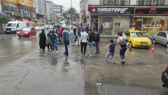 Kars’ta cadde ve sokaklar göle döndü! 1 Kars’ta aniden bastıran sağanak yağmur ve dolu yaşamı olumsuz etkiledi.