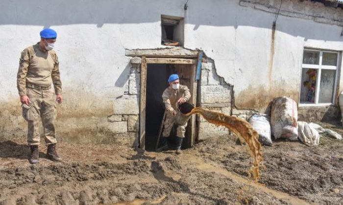 Komandolar selin vurduğu Kars’ın İnkaya köyündeki evleri çamurdan temizliyor