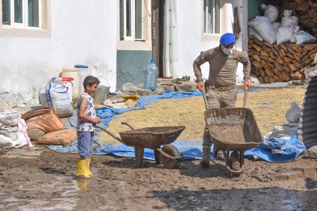Komandolar selin vurduğu Kars'ın İnkaya köyündeki evleri çamurdan temizliyor 1 Komandolar selin vurduğu Kars'ın İnkaya köyündeki evleri çamurdan temizliyor