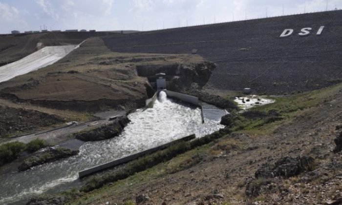 Kars Barajı Saniyede 17 metreküp su boşaltıyor