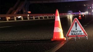 Kars'ta süt taşıyan kamyonetin altında kalan 4 yaşındaki çocuk, yapılan tüm müdahalelere rağmen kaldırıldığı hastanede hayatını kaybetti.