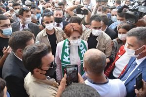 İYİ Parti Genel Başkanı Akşener Kars'ta esnafı ziyaret etti 1 İYİ Parti Genel Başkanı Akşener Kars'ta esnafı ziyaret etti
